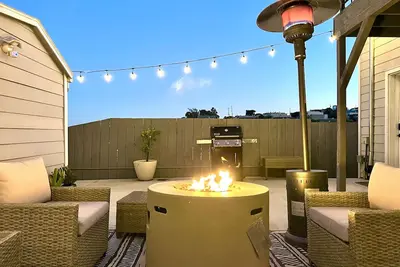 Image de 700+Mbps Wifi | Downstairs Space | Backyard Bbq