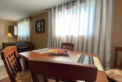 Image de Lovely 1-bedroom with parking.