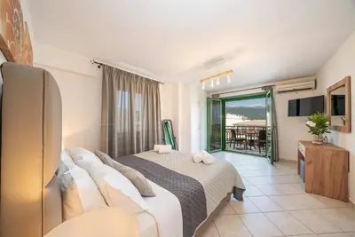 Image de Renovated apartment, strategic location, next to local market, 150m from sea.
