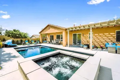 Image de “Starry Night Escape” House with Saltwater pool, jacuzzi, pool, Ps4, tennis.