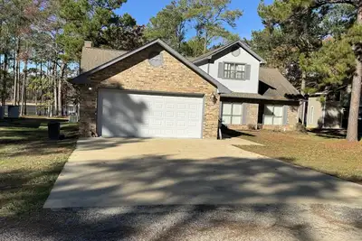 Image de Tranquil Waterfront Retreat: 4br/2. 5ba Cozy Lakehouse on the Water!