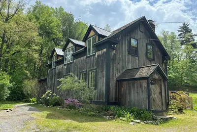 Charming Vermont Retreat with Mountain Views and Ski Proximity. Pet-Friendly!