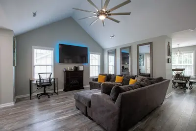 Image de 12 minutes to Wet 'n Wild Water Park! Family-sized 3 bedroom cozy happy home!
