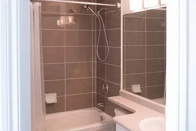 Image de Bright and sunny corner unit with Balcony. Walk to Square One Shopping Mall.
