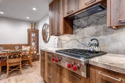Image de Luxe Prospector Condo: Steps to Lift and Hot Tub