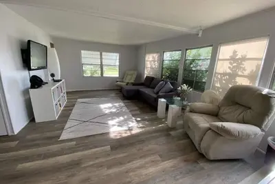 Image de Spacious Home. Walking distance to the supermarket! 10 minutes from the beach!