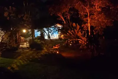 Image de Casa de Praia na Jureia com Exuberante Jardim no Meio da Mata Atlântica,