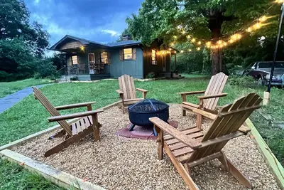 Image de Misty Mountain Cozy & Stylish 2br Cabin w/ Fire Pit near River & Attractions