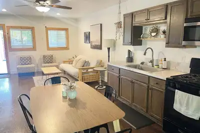 Image de 2 Bedroom Hideaway with private patio. Pet friendly!