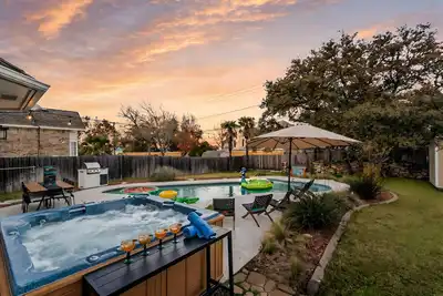 Image de Atx Arcade, Theater, & Poolside Oasis! Pet & Kid Friendly!
