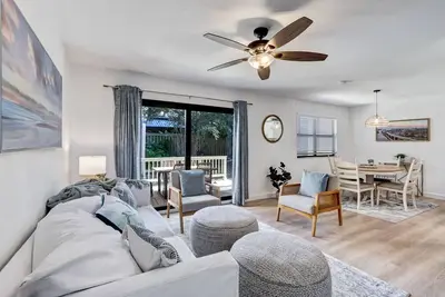 Image de Beautifully Remodeled Townhouse Steps from the Shore – Pool & Garage Included