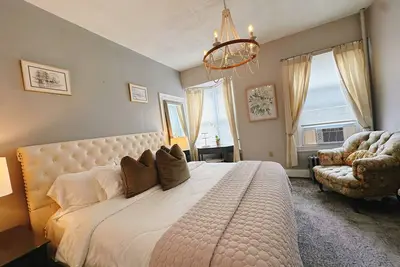 Image de Elegant holiday home walk to Brown Risd |1800sf 3b Apt at Wayland Square