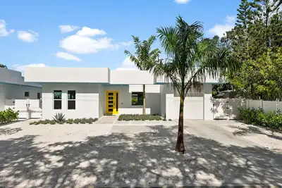 Image de \"Brillant Sunshine\" Sarasota. Luxury Pool home built in 2023. Up to 18 guests