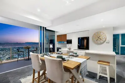 Image de Skyview on Surfers - 3 Bdr Level 52 Sub-Penthouse