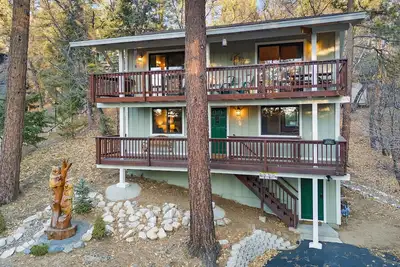 Image de Sunset Mountain Retreat By Destination Big Bear: Nestled in Lower Moonridge! 1 Mile Away from Bear Mountain Ski Resort, Golf Course and Zoo! Reverse Floor Plan! Air Hockey Game Table!