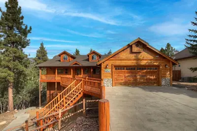 Image de Bear Pause By Destination Big Bear:Castle Glen Estates Log Cabin Home! Pet Friendly! Fully Fenced! Pool Table! Spa!