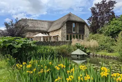 Image de Beautifully restored medieval Dartmoor barn with luxury beds and bathrooms