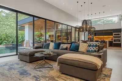 Image de High end luxury home with private pool in exclusive community, beach membership, housekeeping