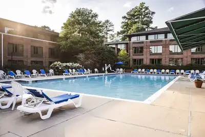Image de 2 Family-friendly Units! Short Drive to Williamsburg International Airport!