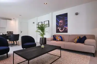 Image de Appartement moderne avec terrasse privée et piscine