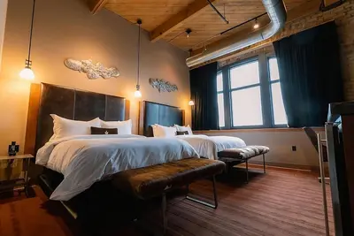 Image de City Escape, Local Brews Delight, 2 Cozy Units Close To Erie Street Plaza!