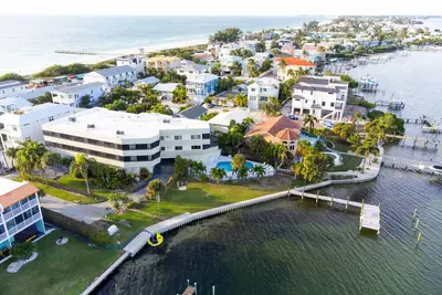 Image de Gorgeous Bay Front Views at Bayview Condo B