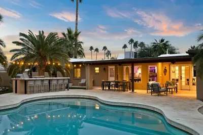 Image de Paradise Palms|Shop+Dine+Shine!