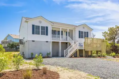 Image de Summer Savings - Soundside Dog Friendly Home in Avon w/ Hot Tub, Grill, and TVs