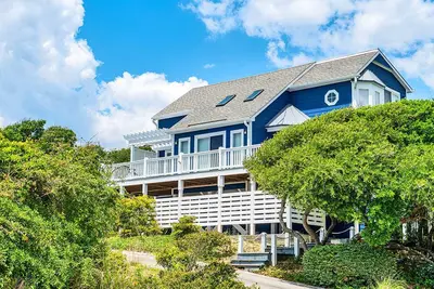 Image de Bluewater's Sandcastle, Oceanview House in Emerald Isle, Nc!