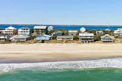 Image de Captain's Quarters East, Oceanfront Duplex in Emerald Isle, Nc!