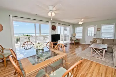 Image de Conch Out, Oceanfront Duplex in Emerald Isle, Nc!
