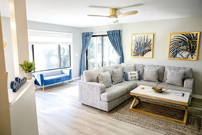 Image de Golf course adjacent, beach-themed condo with sunroom, washer/dryer, & Ac