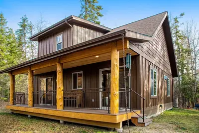 Five separate cabins ideal for a group getaway, near Flathead Lake & Glacier