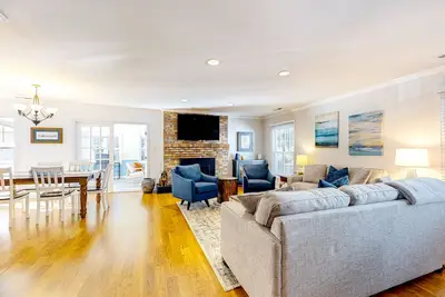 Image de Gorgeous home with an enclosed yard, grill, fireplace, chef's kitchen, Ac, & W/D