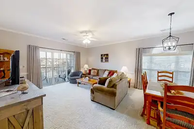 Image de Water-view condo with on-site pool & balcony - near beach & entertainment