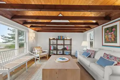 Image de Screened porch overlooking marsh, spacious yard, patio, fire pit, and Close to Beach