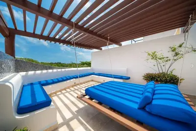 Image de Prime Location Penthouse: Beach Penthouse with Private Rooftop & Stunning Vistas