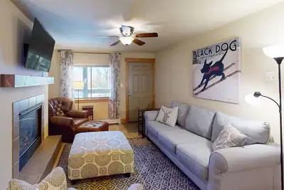 Image de Adventurer's condo with fireplace - walk to anywhere downtown