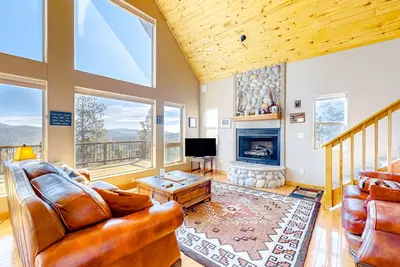 Image de Gorgeous cabin-style home with mountain views, jetted tub, & shared amenities