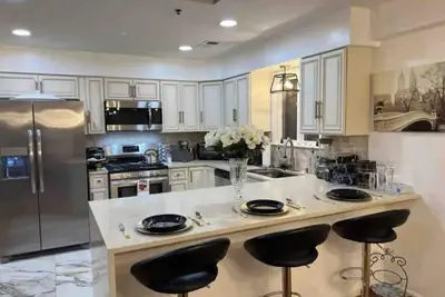 Image de Ari’s place! Large luxury unit with parking!