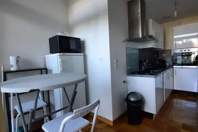 Image de \"Plain-Pied Charmant 56m²: Prox. Centre-Ville, Cuisine Équipée - Idéal 7 Pers. \"