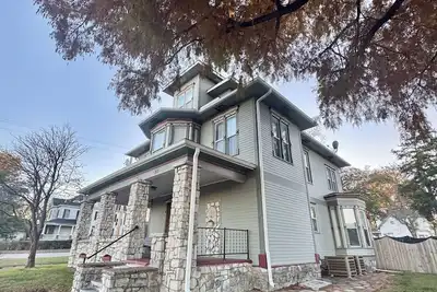 Image de Charming 19th Century Victorian 4 Bedroom in downtown Webb City!