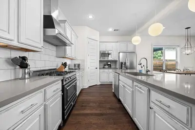 Image de Zilker Farmhouse + Private Pool - Evie!