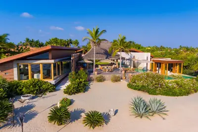 Image de Surfer's Paradise w\/ Private Beach, Pool & Gardens |14 Sleeps | 6br | Chef & Staff