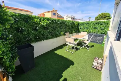 Image de Charmant Appart. T3 de 45m2 en rez de jardin à deux minutes à pied de la plage!