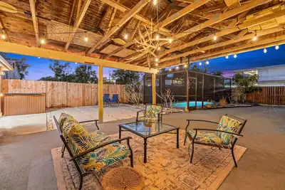 Image de Location! Minutes from downtown St Pete, Mcm Pool Home Walk to Everything