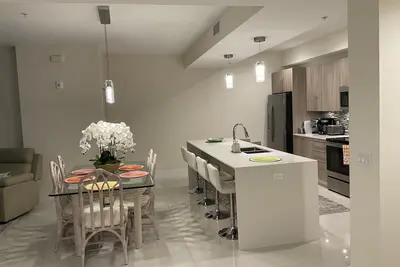Image de Beautiful new fully furnished condo just minutes from Sanibel/Captiva beaches!
