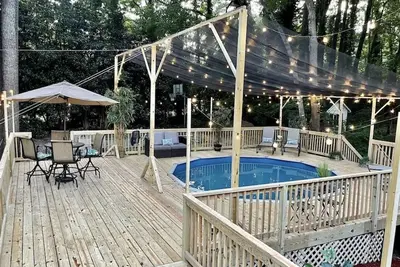 Image de Home with pool sleeps 12, unique family friendly space in the heart of Raleigh