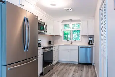 Image de One level home, beautifully renovated home one mile to beach