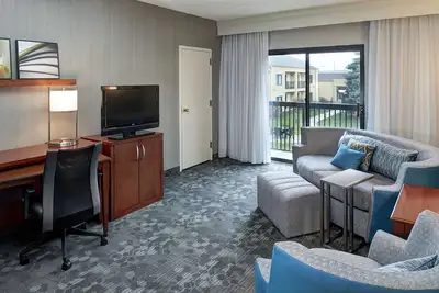 Image de Shopping and Dining in Village of Wauwatosa! Pets Allowed, Swimming Pool!